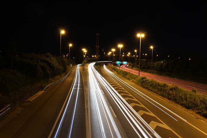 Langzeitbelichtung – Lichtstreifen von Autos fotografieren