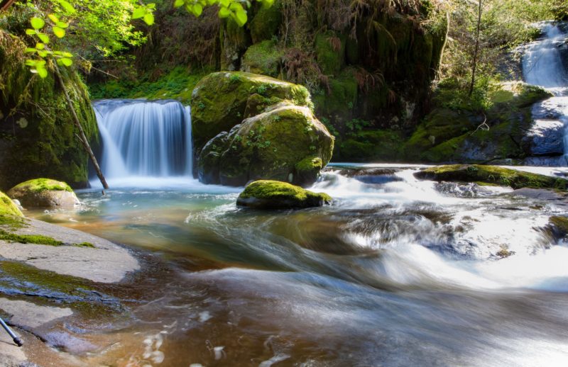 Wasserfall fotografieren mit Steinen im Wald
