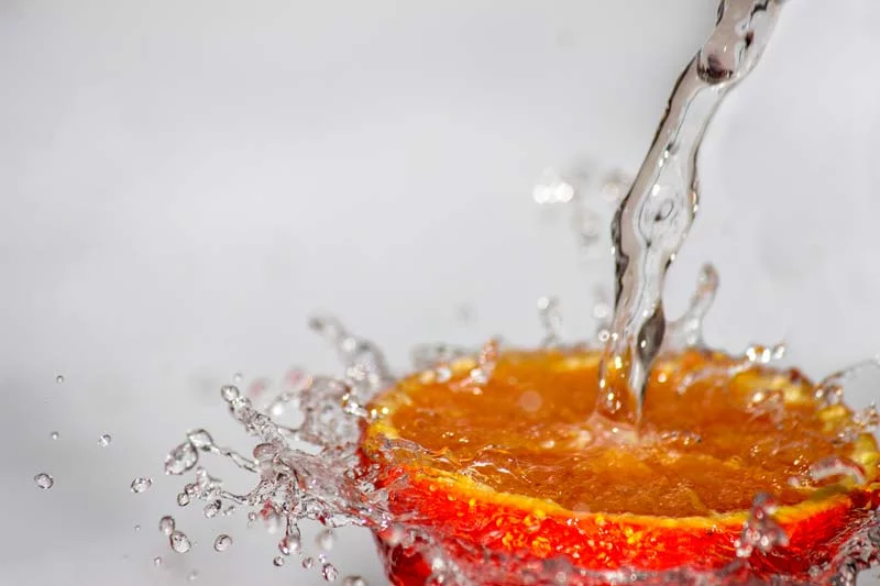  Wasserspritzer auf Orange