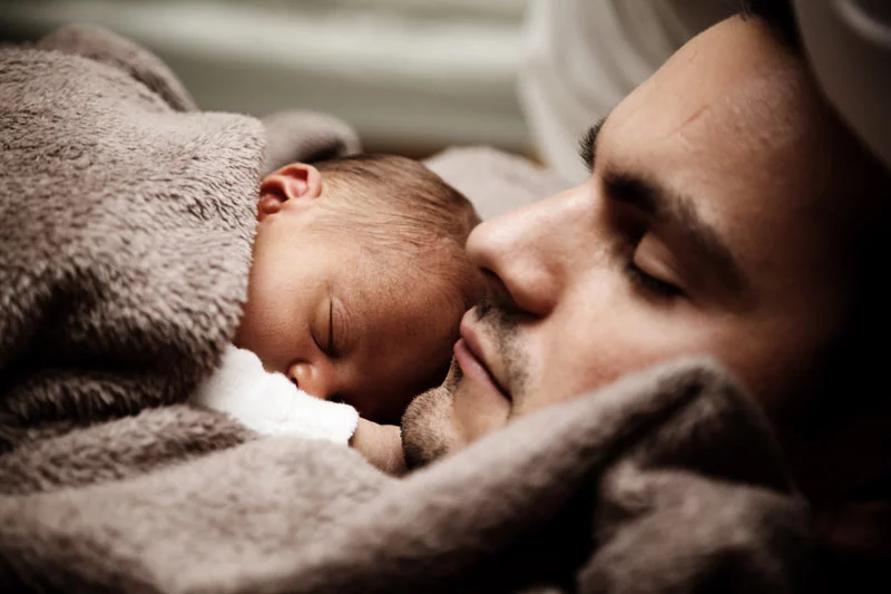 babyfotografie vater und baby