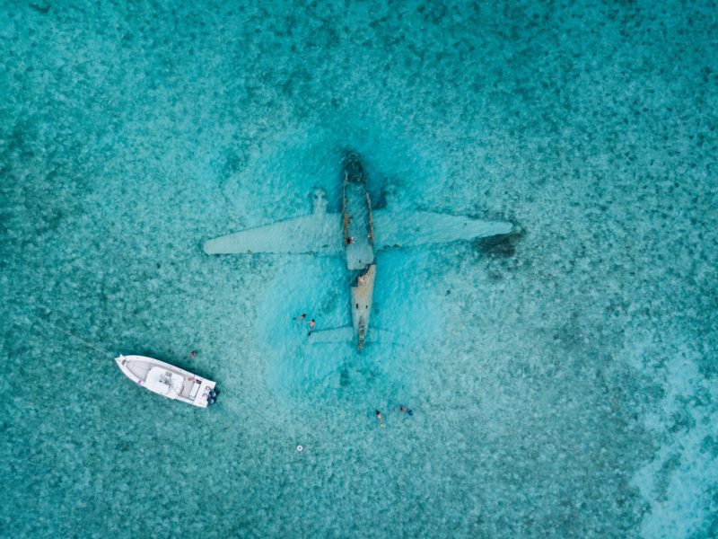 Drohnenfotografie Flugzeug im Wasser