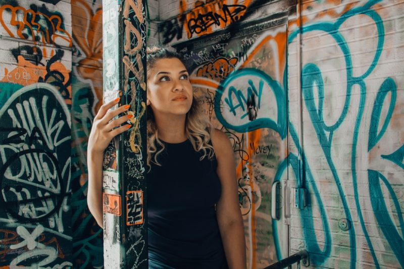 Frau vor Wand mit Graffiti