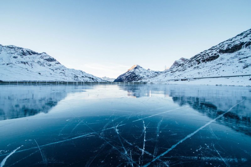 Eisfläche mit Bergen.