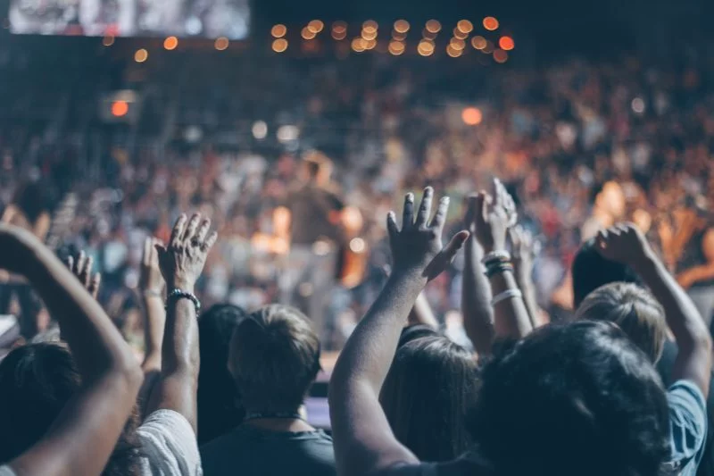 Beispielbild für Personenmenge an einem Konzert