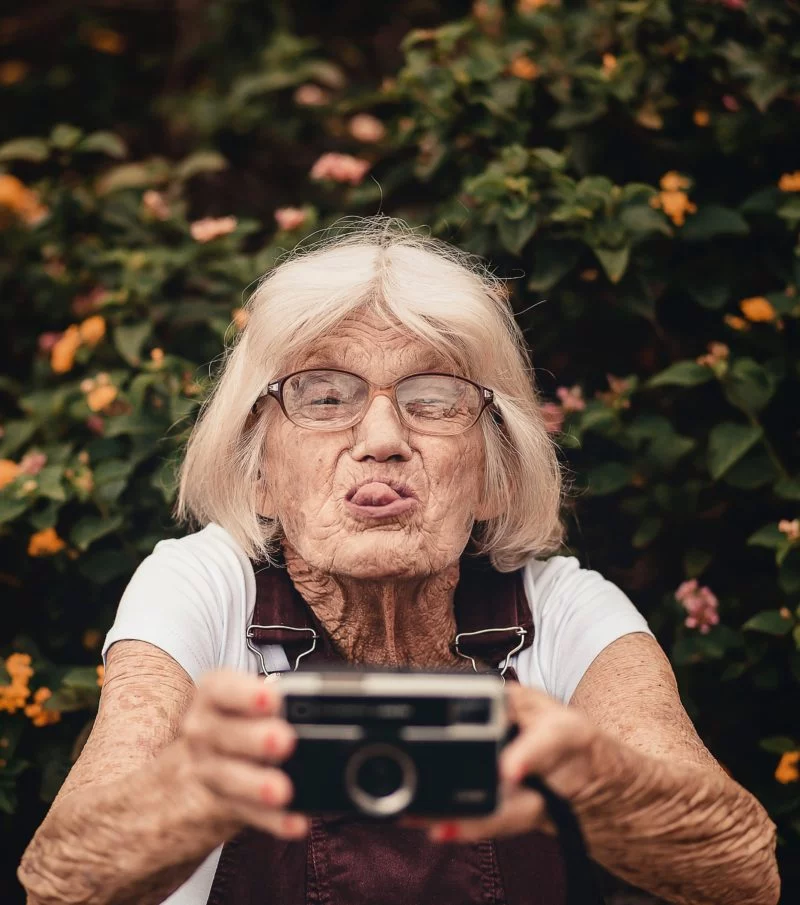 Ein natürliches Selfie einer älteren Dame