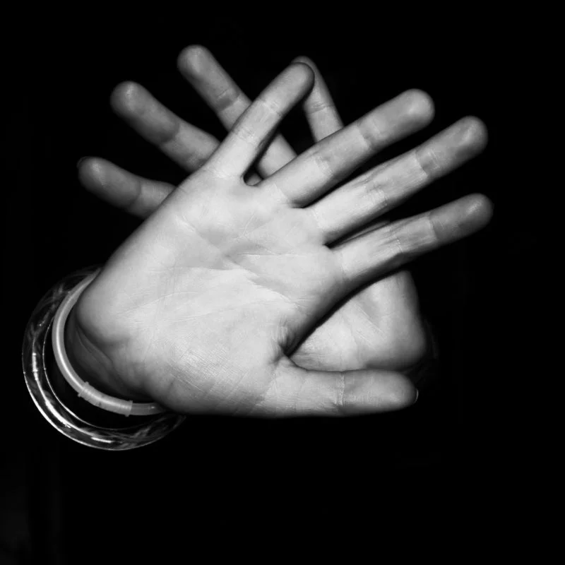 Boudoir Shooting | Tolle Posen, Ausrüstung und 18 Tipps 9 zwei Hände sagen Stopp