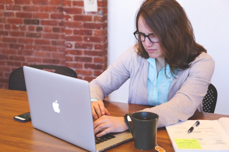 Frau mit Notebook Bild verkleinern