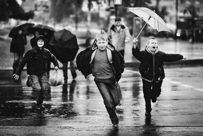 Kinder rennen im Regen Foto-Tipps