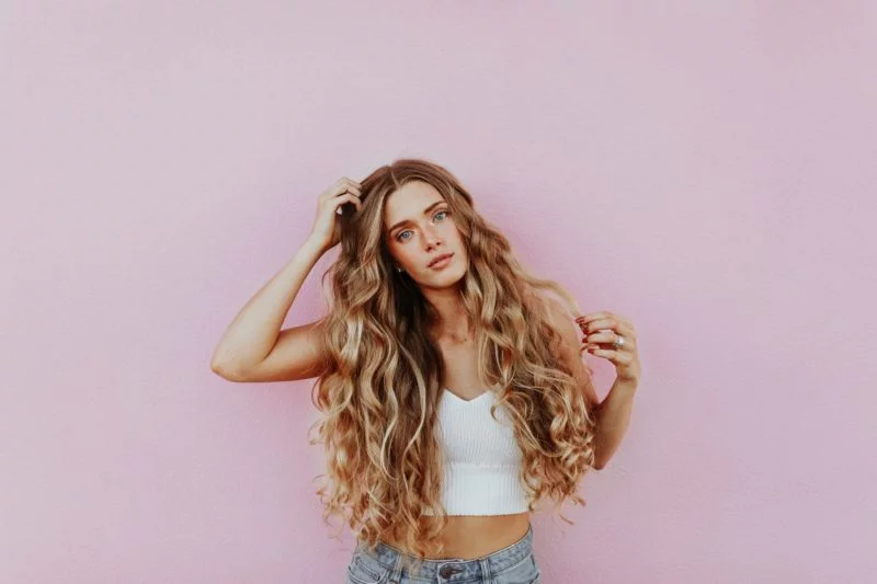 Katalog Model werden: Der beste Ratgeber für Einsteiger 4 frau mit langen haare und natuerlichem look