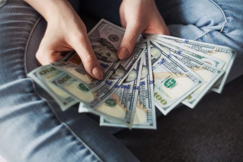 Katalog Model werden: Der beste Ratgeber für Einsteiger 7 geld in der hand haltend