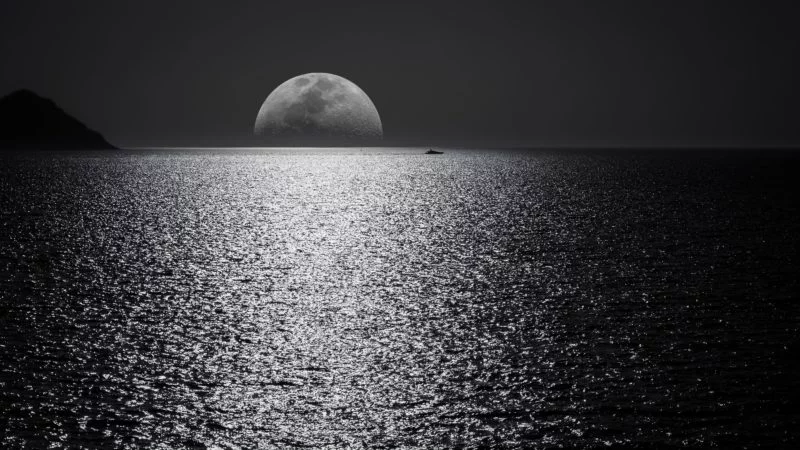 nachbearbeitung mond bei nacht über dem meer