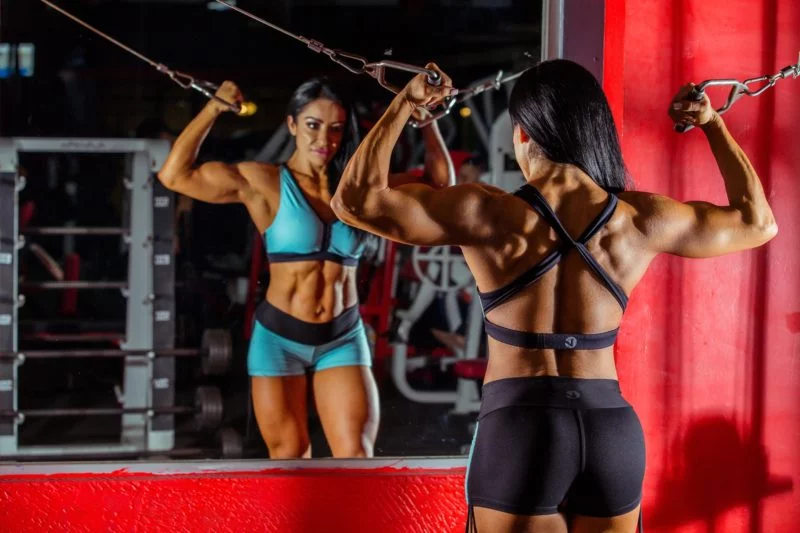 Fitness Model werden | Der ultimative Ratgeber 10 muskuloese frau posiert vor dem spiegel