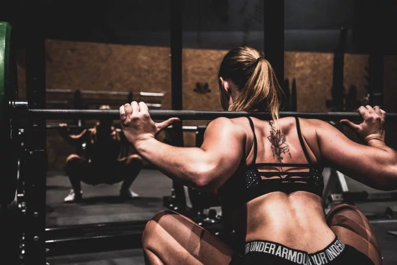 Fitness Model werden | Der ultimative Ratgeber 2 fitness model stemmt hantel