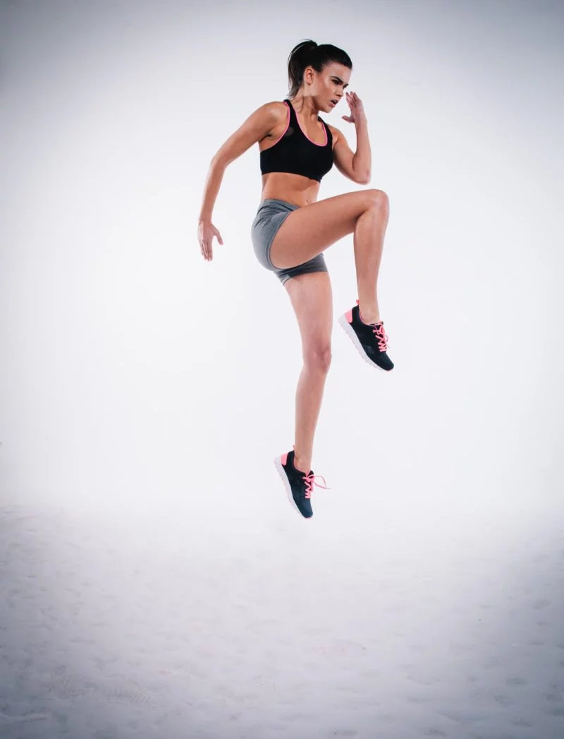 Fitness Model werden | Der ultimative Ratgeber 6 frau springt in die luft
