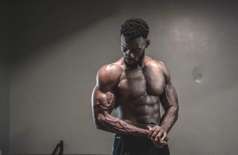 Fitness Model werden | Der ultimative Ratgeber 5 muskuloeser mann posiert vor der kamera