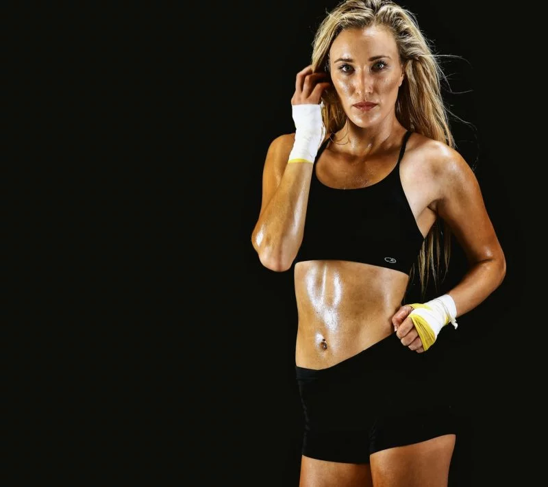 Fitness Model werden | Der ultimative Ratgeber 4 frau posiert mit handschutz und in trainingskleidern