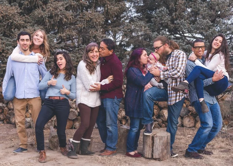 lustiges familienfoto im wald