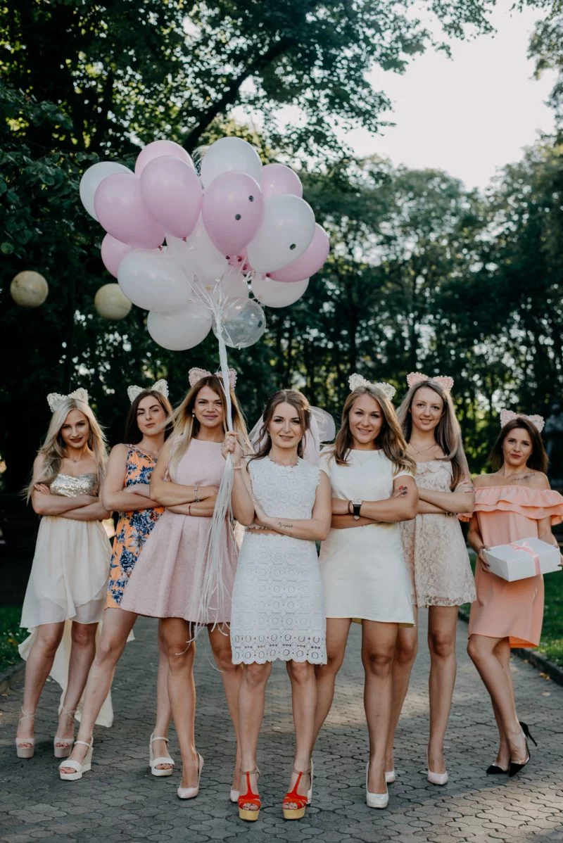 brautjungfern in einem gruppenbild mit ballons