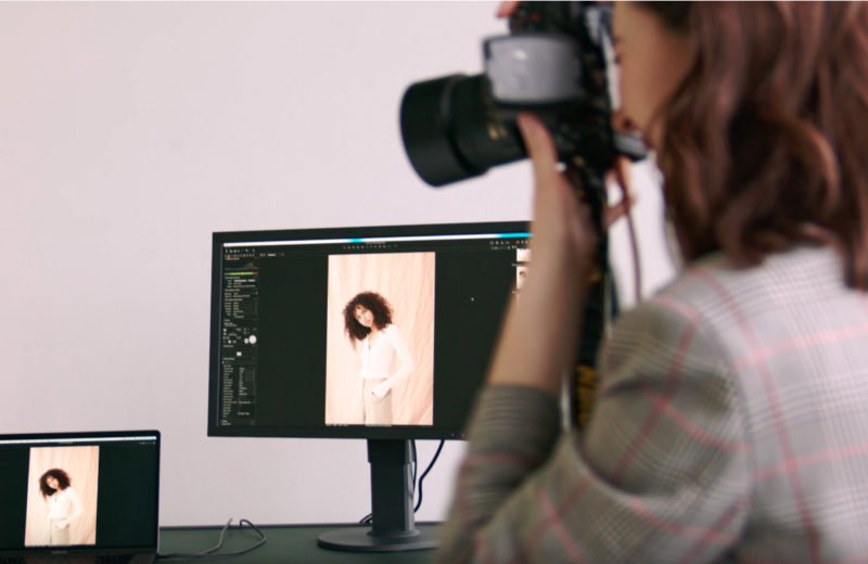 Frau mit Kamera Tethered Shooting