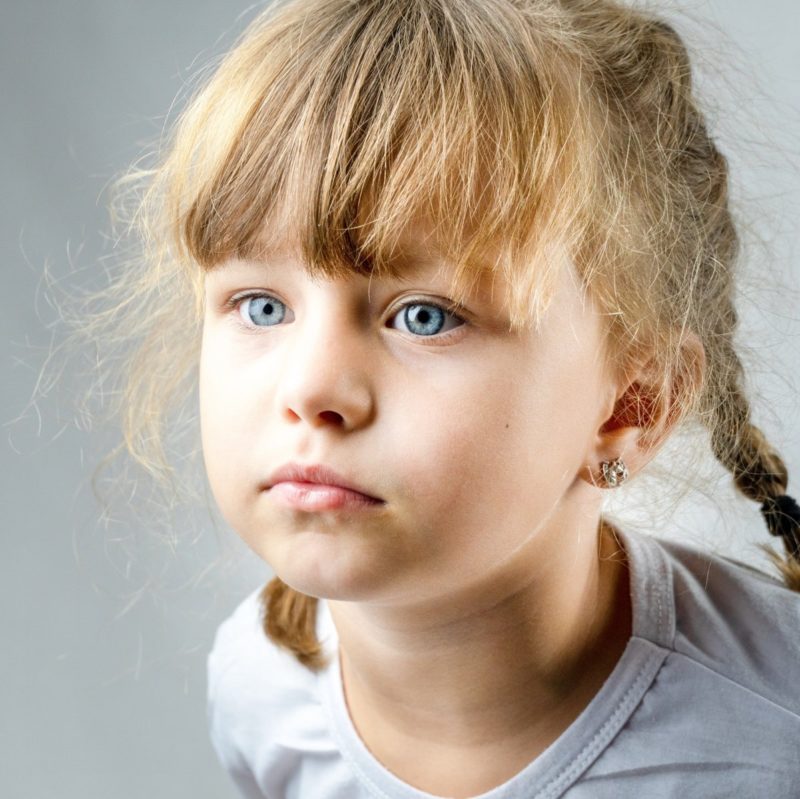 Kinderfotografie Porträt eines Mädchens, drinnen fotografiert.
