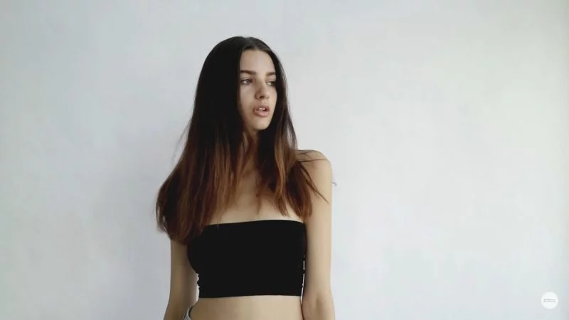 Model Pose - Frau richtet den Blick zur Seite