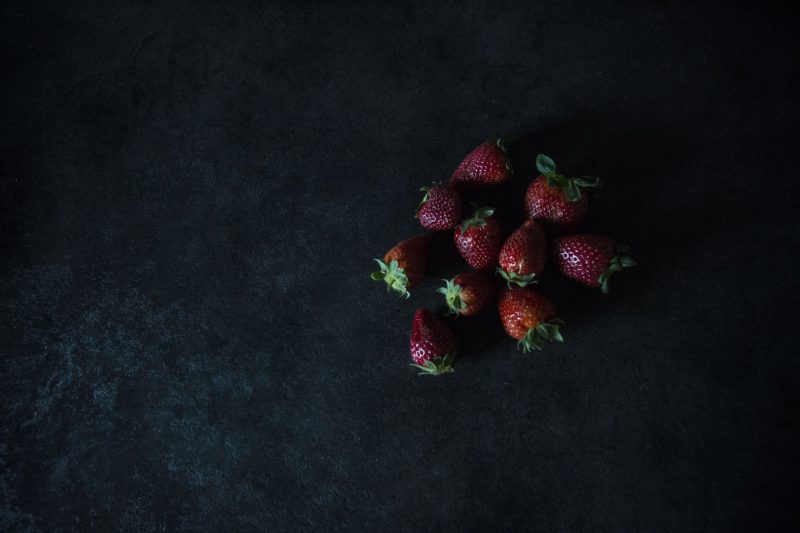 erdbeeren in einem dunklen raum