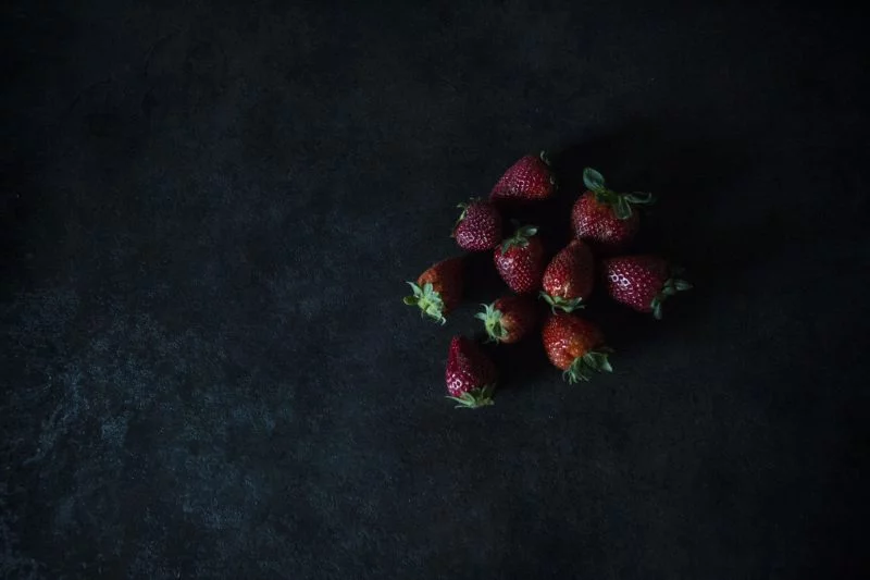 Wie funktioniert Additive und Subtraktive Farbmischung? 3 erdbeeren in einem dunklen raum