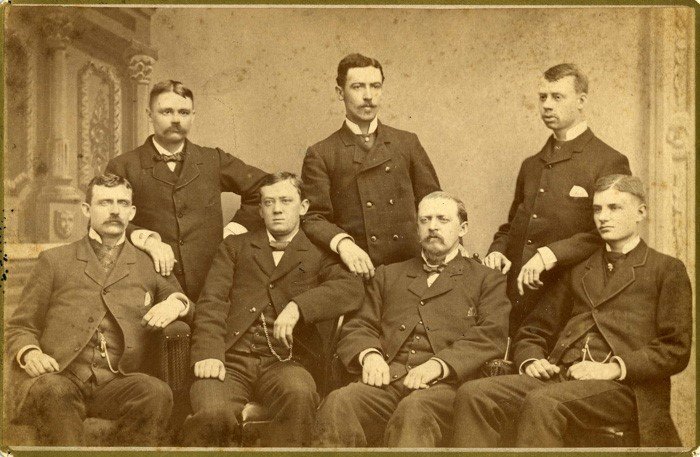 Fotografie-Fakten: alte Fotografie mit sieben Männern