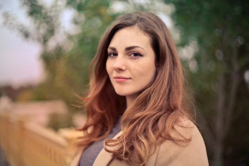Frauen fotografieren | Die besten Posen und Beleuchtung 4 Frauen fotografieren Pose Kinn