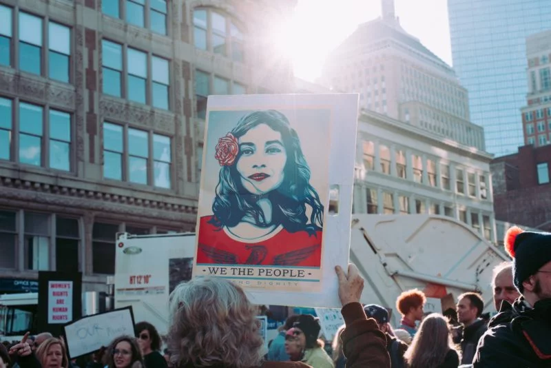 dokumentarfotografie einer demonstration mit plakat