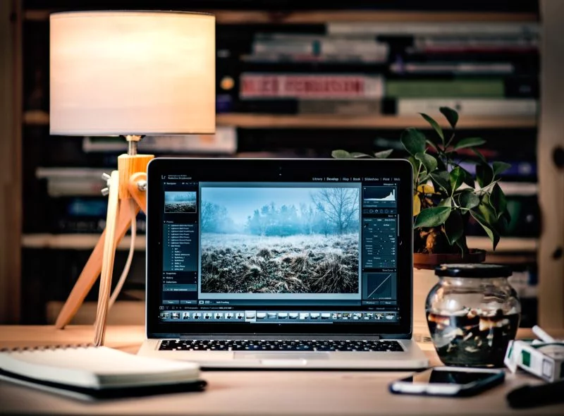 laptop auf dem tisch mit lampe