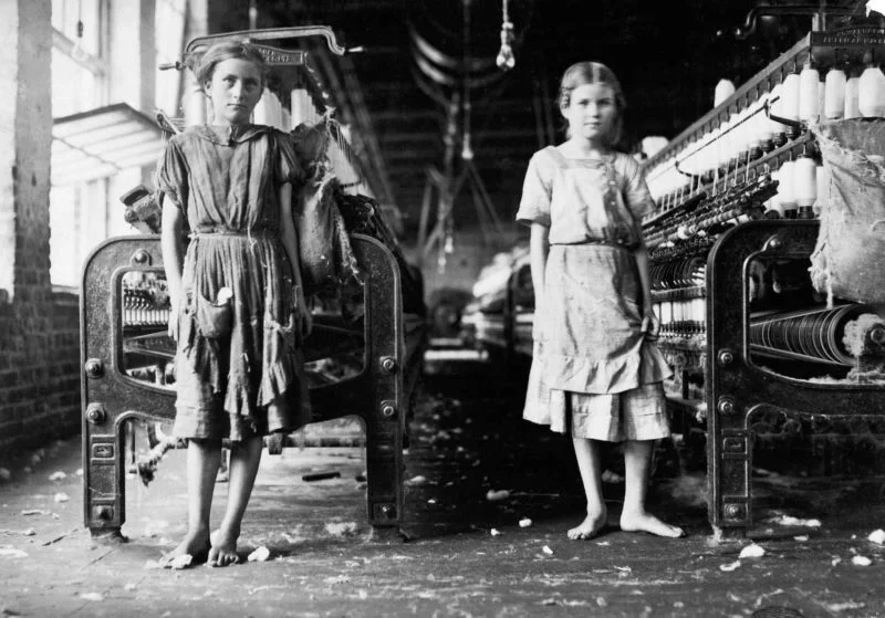 dokumentarfotografie von zwei kinder in einer fabrik als kinderarbeiter