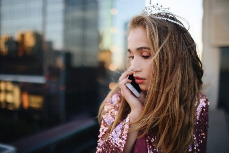 Fashion Model werden | 10 Tipps und Leitfaden zum Erfolg 15 fashion model mit kroenchen und am telefon