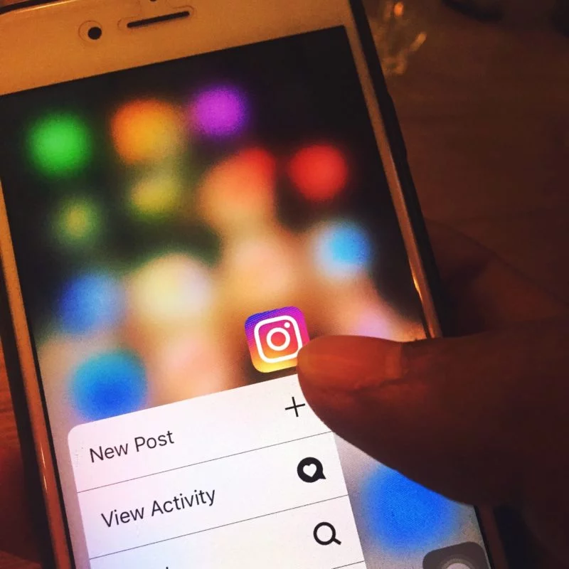 Fashion Model werden | 10 Tipps und Leitfaden zum Erfolg 17 instagram auf dem smartphone