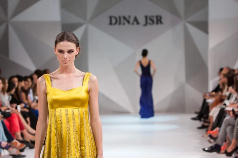 Fashion Model werden | 10 Tipps und Leitfaden zum Erfolg 3 fashion models auf dem laufsteg