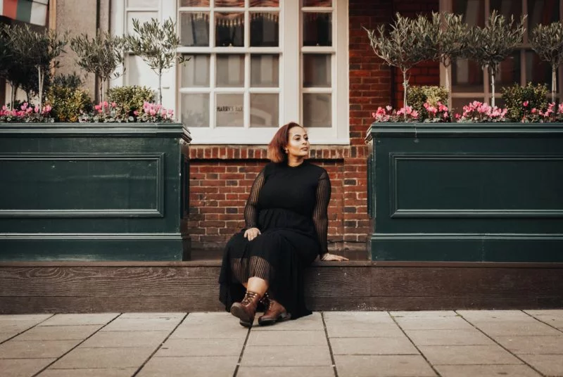 Fashion Model werden | 10 Tipps und Leitfaden zum Erfolg 4 fashion model sitzend als plus size model