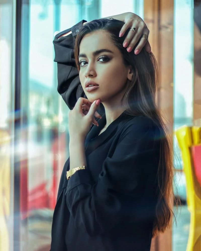 Fashion Model werden | 10 Tipps und Leitfaden zum Erfolg 10 frau posiert vor kamera mit haenden