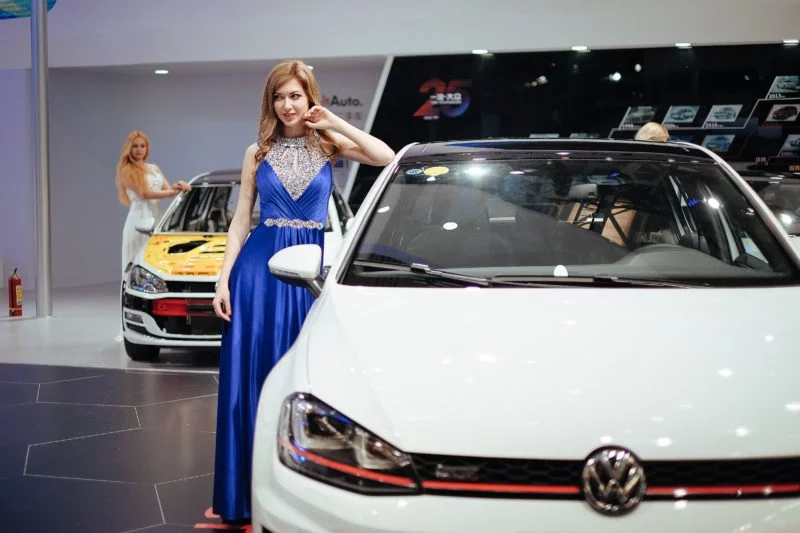 Fashion Model werden | 10 Tipps und Leitfaden zum Erfolg 8 fashion model posiert neben einem auto