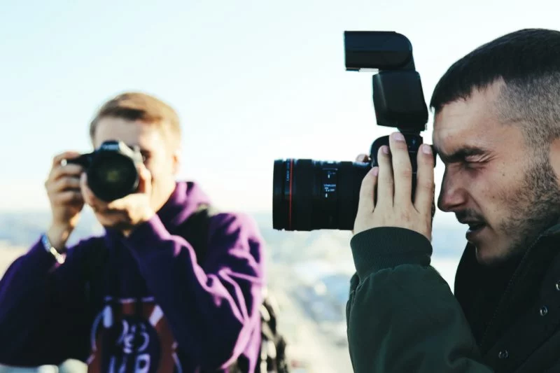 Inszenierte Fotografie vs. spontane Fotografie 8 zwei fotografen machen gerade fotos