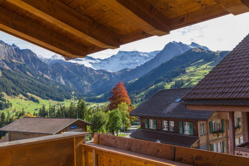 hotel fotografie aus sicht eines balkons in die berge hinaus