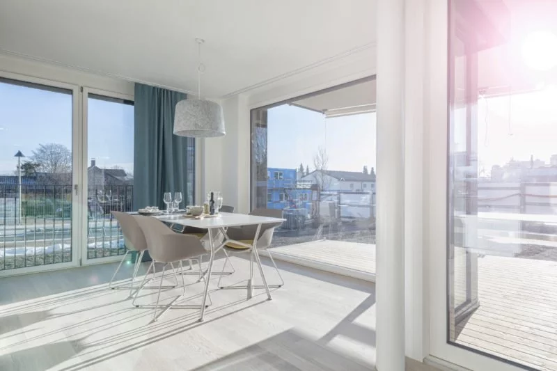 Immobilien fotografieren – 6 Tipps für professionelle Fotografen 4 immobilien fotografieren mit viel licht im raum durch grosse fenster