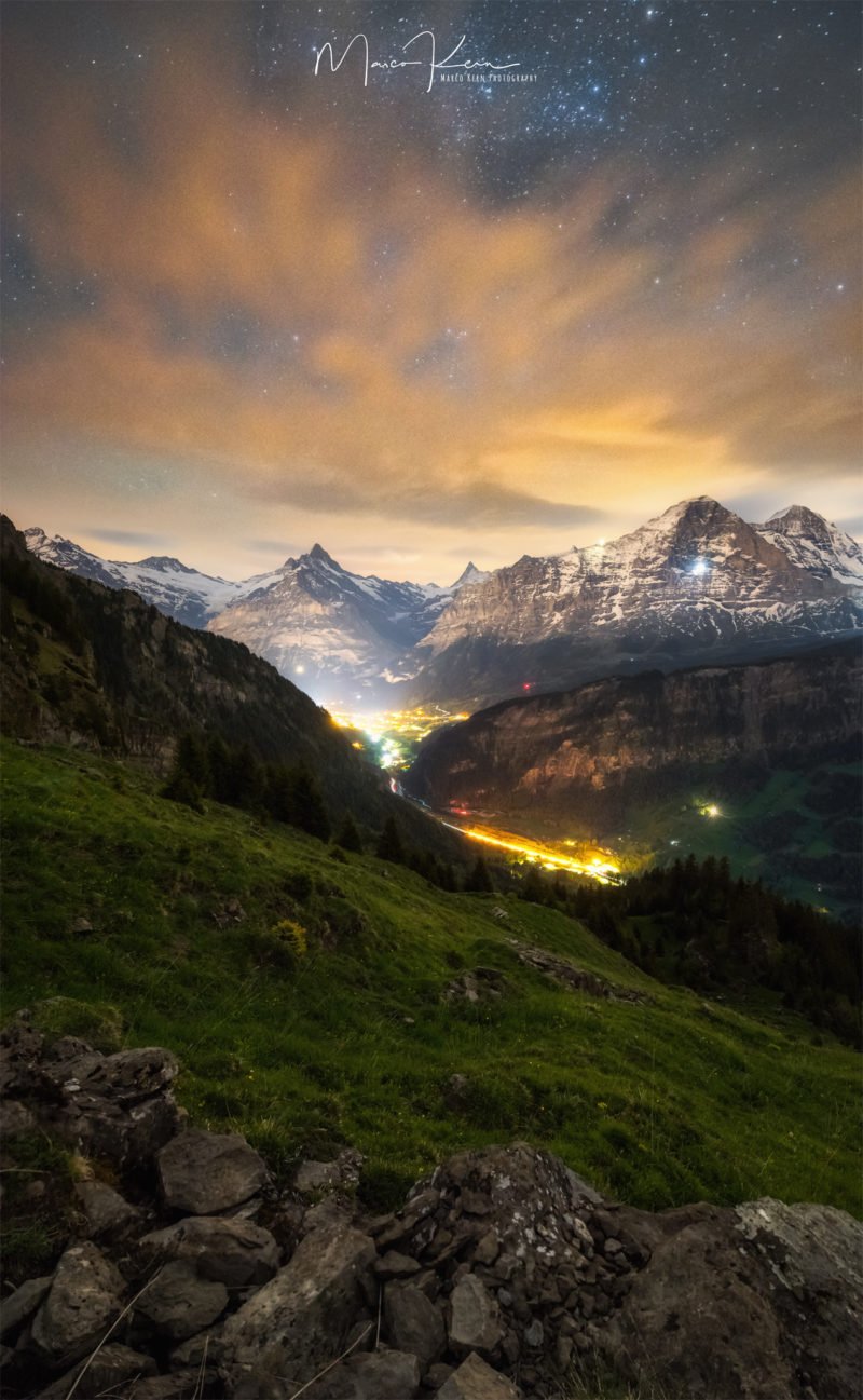 landschaftsaufnahme mit wolken und dahinter sternenhimmel