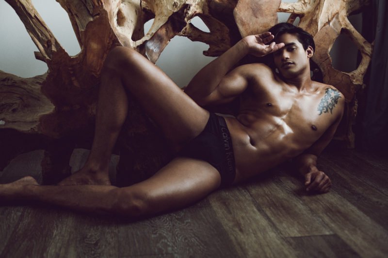 sensual male fotografie farbig mann liegt in unterwaesche auf dem boden