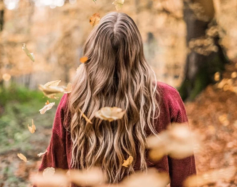 Hintergrund unscharf machen | 4 Fototipps und Anleitung 7 hintergrund unscharf machen frau im sweater im wald im herbst