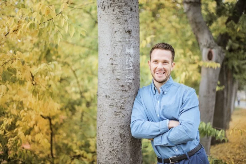 Hintergrund unscharf machen | 4 Fototipps und Anleitung 8 hintergrund unscharf machen mann mit blauem hemd wieder im wald