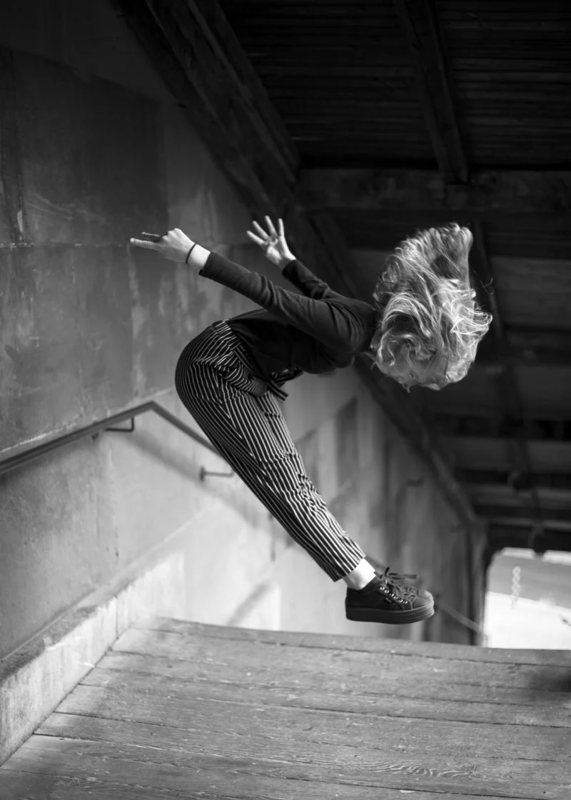 taenzerin bewegt sich fuer fotoshooting auf einer treppe