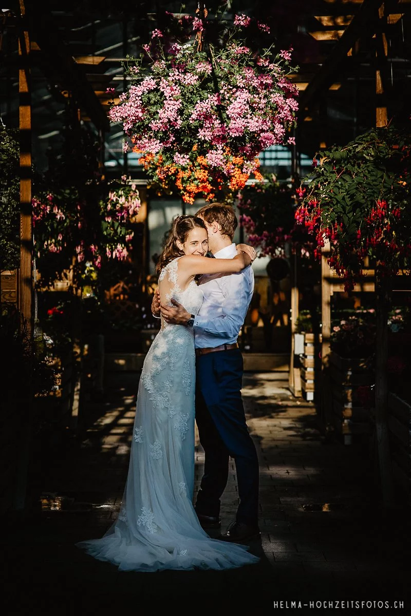 8 Brautpaarshooting Tipps | Natürliche und emotionale Fotos 4 brautpaarshooting mit blumen am abend