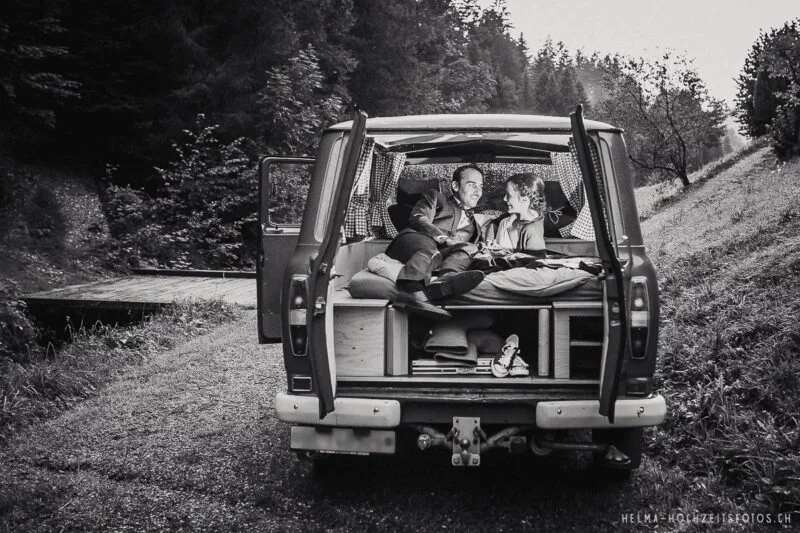 8 Brautpaarshooting Tipps | Natürliche und emotionale Fotos 8 brautpaar liegt im vw bus