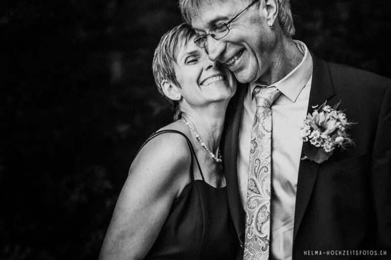 8 Brautpaarshooting Tipps | Natürliche und emotionale Fotos 6 aelteres brautpaar an brautpaashooting laechelt