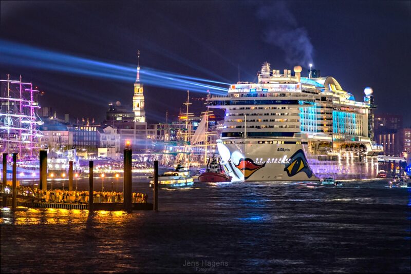 schiffsfotografie von kreuzfahrtschiff bei nacht mit beleuchtung